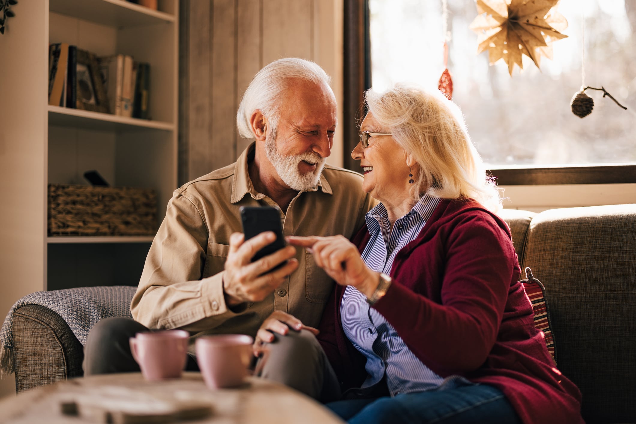 couple on cellphone