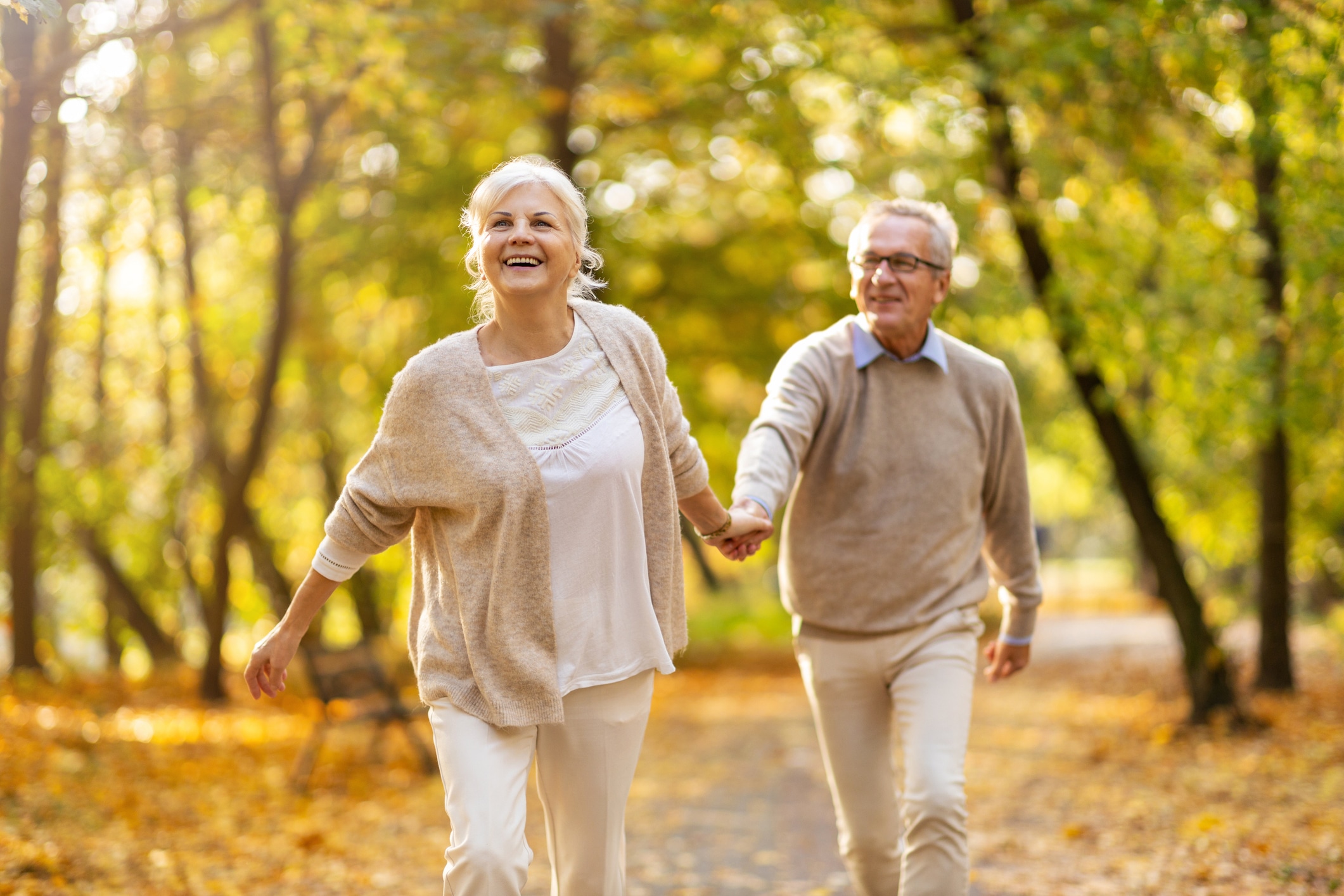 Senior couple enjoying a walk outside, representing the vibrant lifestyle at One Lincoln Park